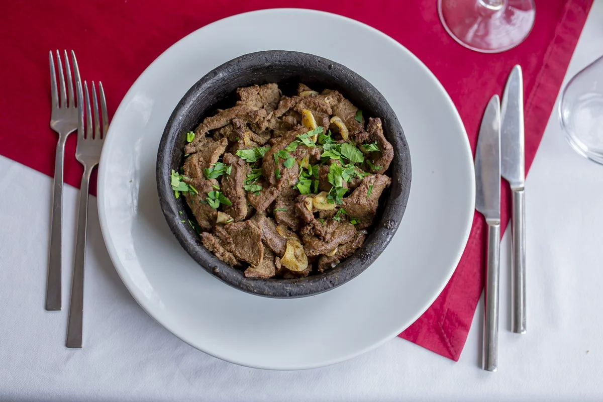 Güveçte Tereyağlı Sarımsaklı Kuzu Ciğer